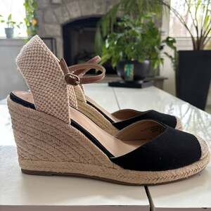 LOFT Black Canvas Round Toe Espadrille Wedge Sandals Ankle Strap Size 9.5